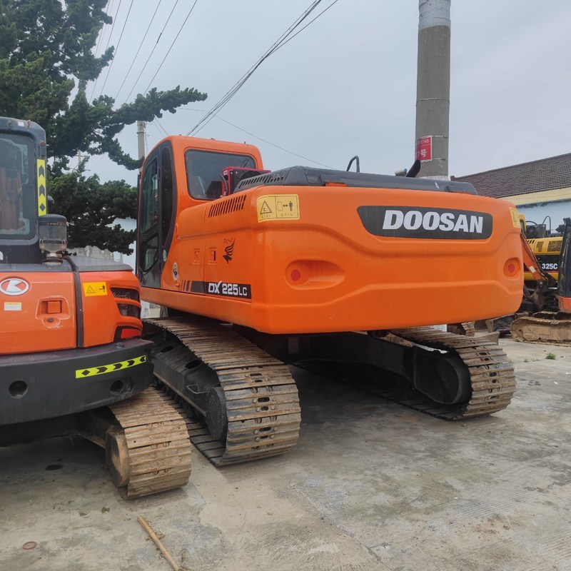 Pelle sur chenilles de taille moyenne Doosan DX225 d'occasion, 22,5 tonnes, 157kw
