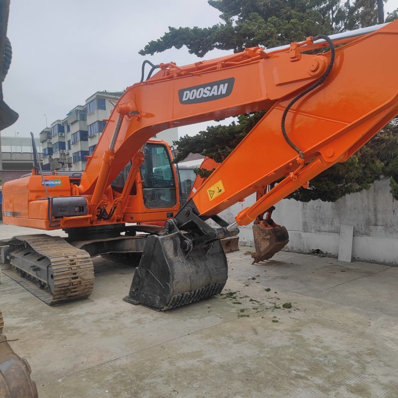 Pelle sur chenilles de taille moyenne Doosan DX225 d'occasion, 22,5 tonnes, 157kw