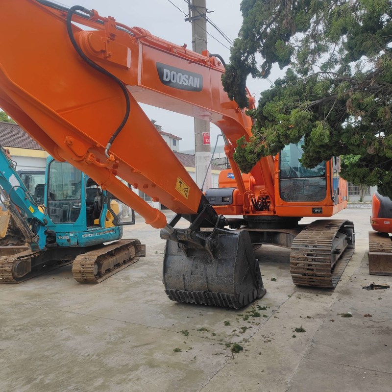 Pelle sur chenilles de taille moyenne Doosan DX225 d'occasion, 22,5 tonnes, 157kw