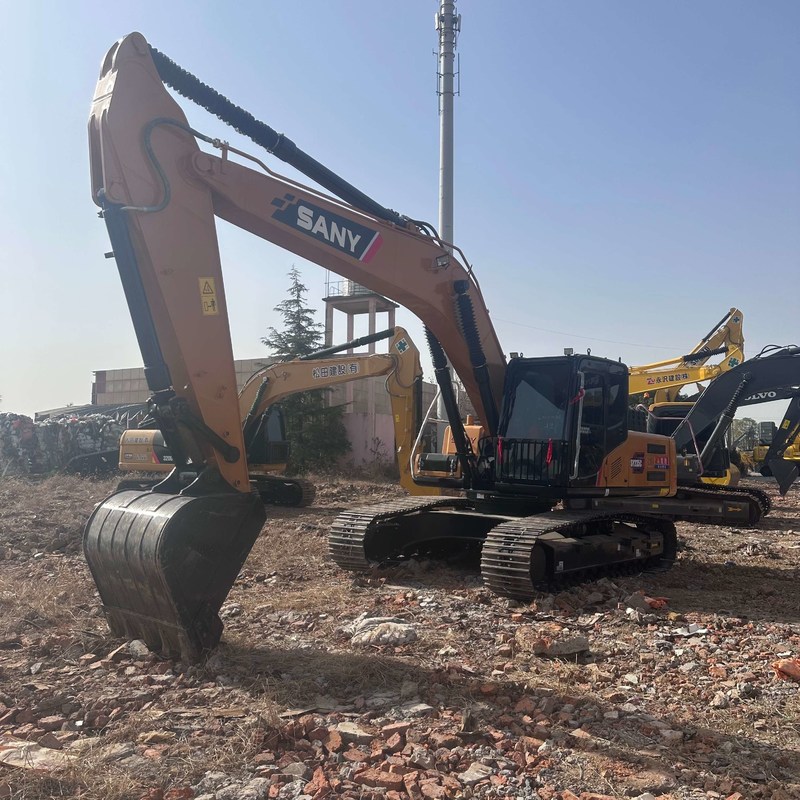 Excavatrice chenillée de type moyen d'occasion SANY Digger SY235C 23,5 sur 128,5 kw