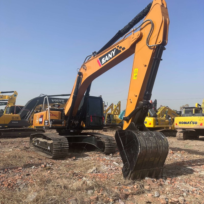 Excavatrice chenillée de type moyen d'occasion SANY Digger SY235C 23,5 sur 128,5 kw