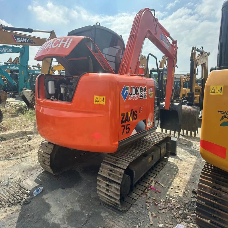 Hitachi ZX75 a utilisé l'excavatrice hydraulique 7 tonnes de taille moyenne 40.3kw avec le seau 0.33m3