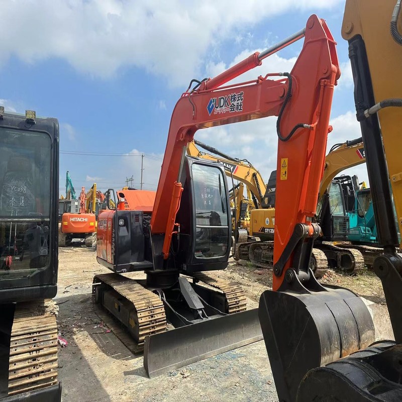 Hitachi ZX75 a utilisé l'excavatrice hydraulique 7 tonnes de taille moyenne 40.3kw avec le seau 0.33m3
