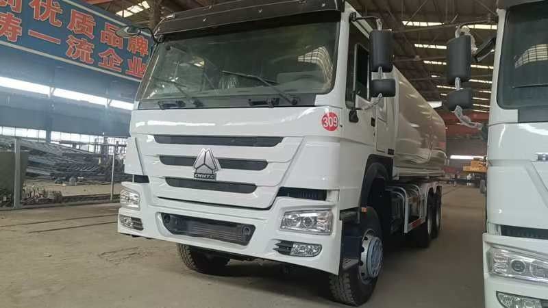 Sinotruk Howo 371 camion pétrolier 2000L 6x4 de seconde main pour la livraison de carburant
