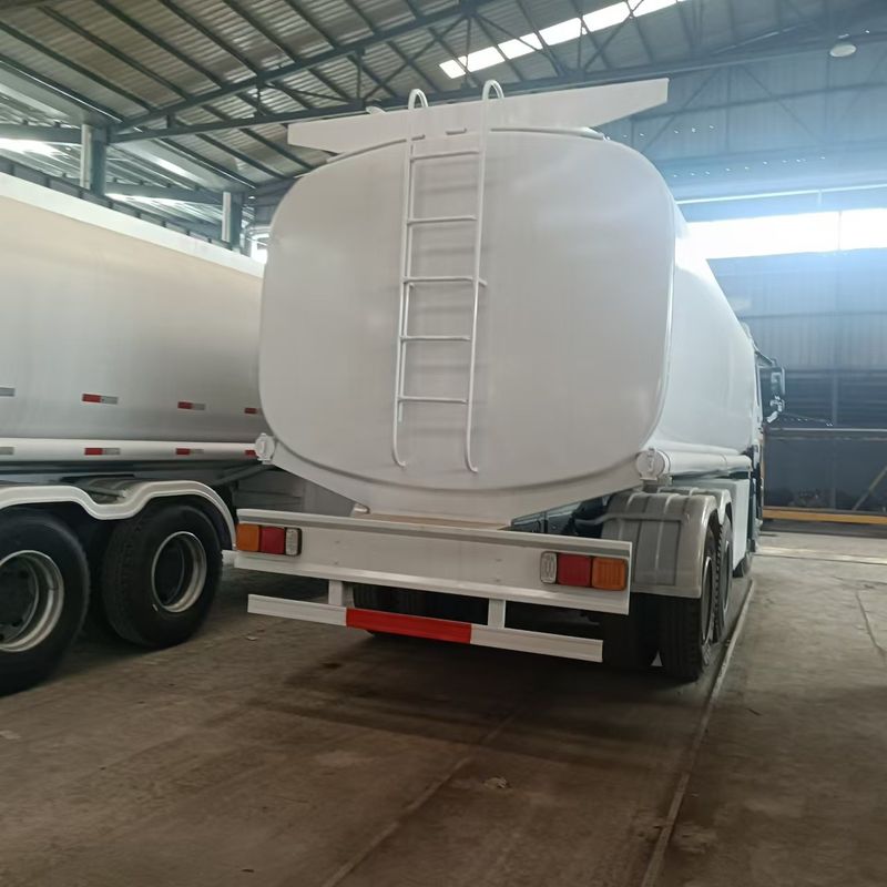 Sinotruk Howo 371 camion pétrolier 2000L 6x4 de seconde main pour la livraison de carburant