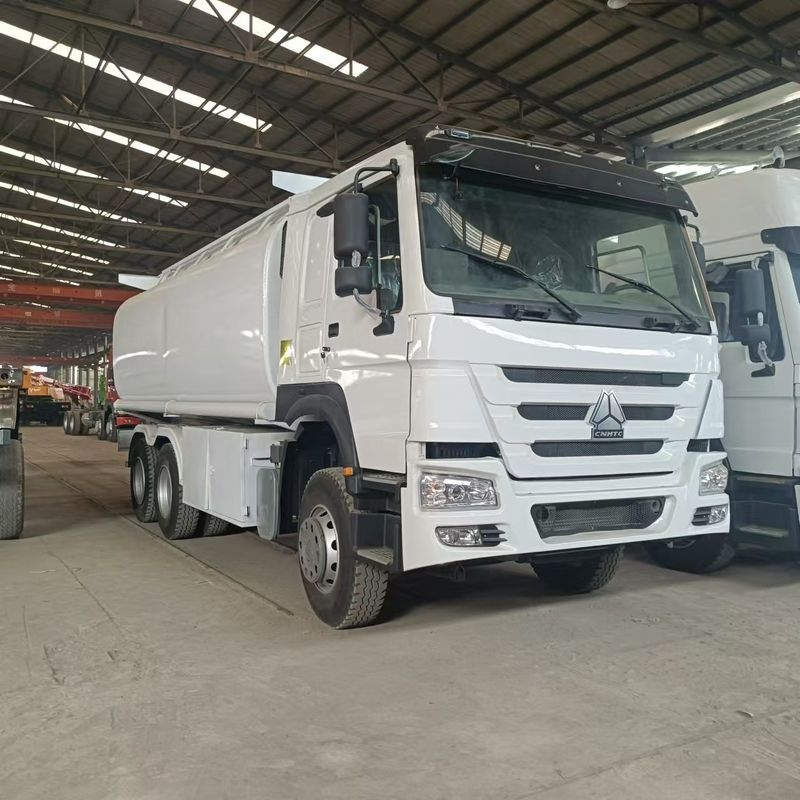 Sinotruk Howo 371 camion pétrolier 2000L 6x4 de seconde main pour la livraison de carburant