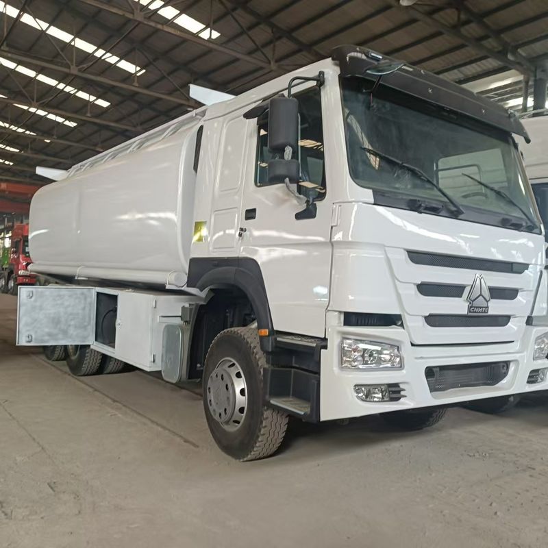 Sinotruk Howo 371 camion pétrolier 2000L 6x4 de seconde main pour la livraison de carburant