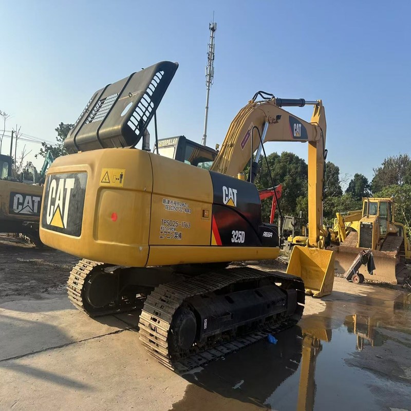 Excavateur d'occasion de 25 tonnes CAT 325D Excavateur à rampe 140 kW avec seau de 1,4 m3
