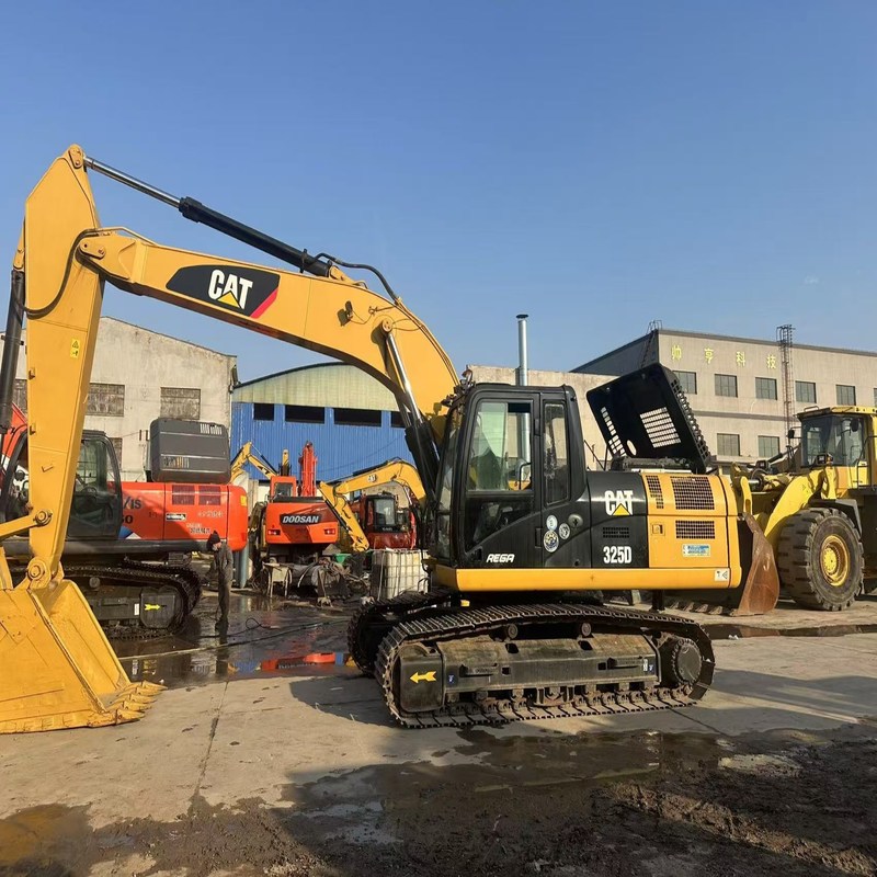 Excavateur d'occasion de 25 tonnes CAT 325D Excavateur à rampe 140 kW avec seau de 1,4 m3