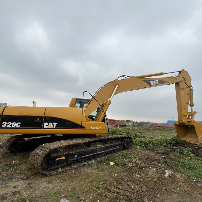Excavateur d'occasion CAT 320C d'occasion 20 tonnes Excavateur à rampe 110kw avec un seau de 0,8m3