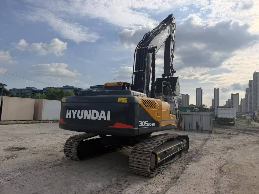 Pelle sur chenilles d'occasion Hyundai Digger R305LC-9T de 30,2 tonnes, 196kw avec godet de 1,38 m3