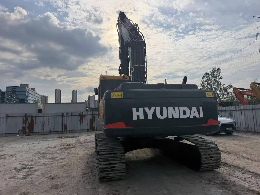 Pelle sur chenilles d'occasion Hyundai Digger R305LC-9T de 30,2 tonnes, 196kw avec godet de 1,38 m3