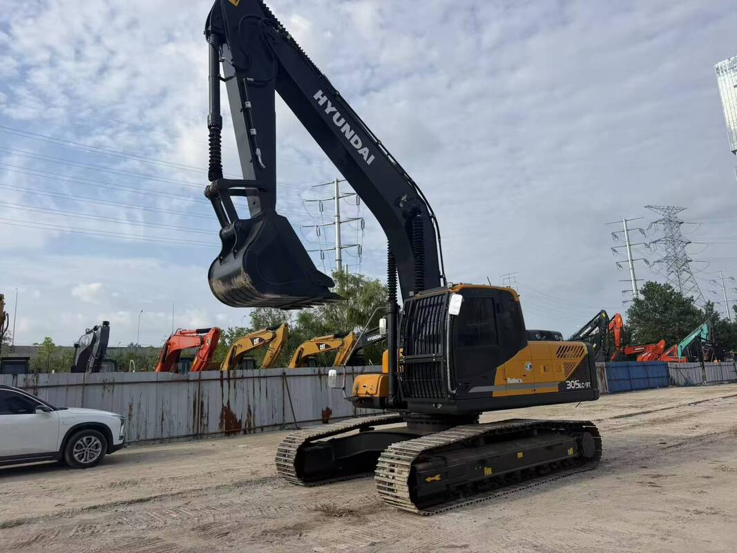 Pelle sur chenilles d'occasion Hyundai Digger R305LC-9T de 30,2 tonnes, 196kw avec godet de 1,38 m3