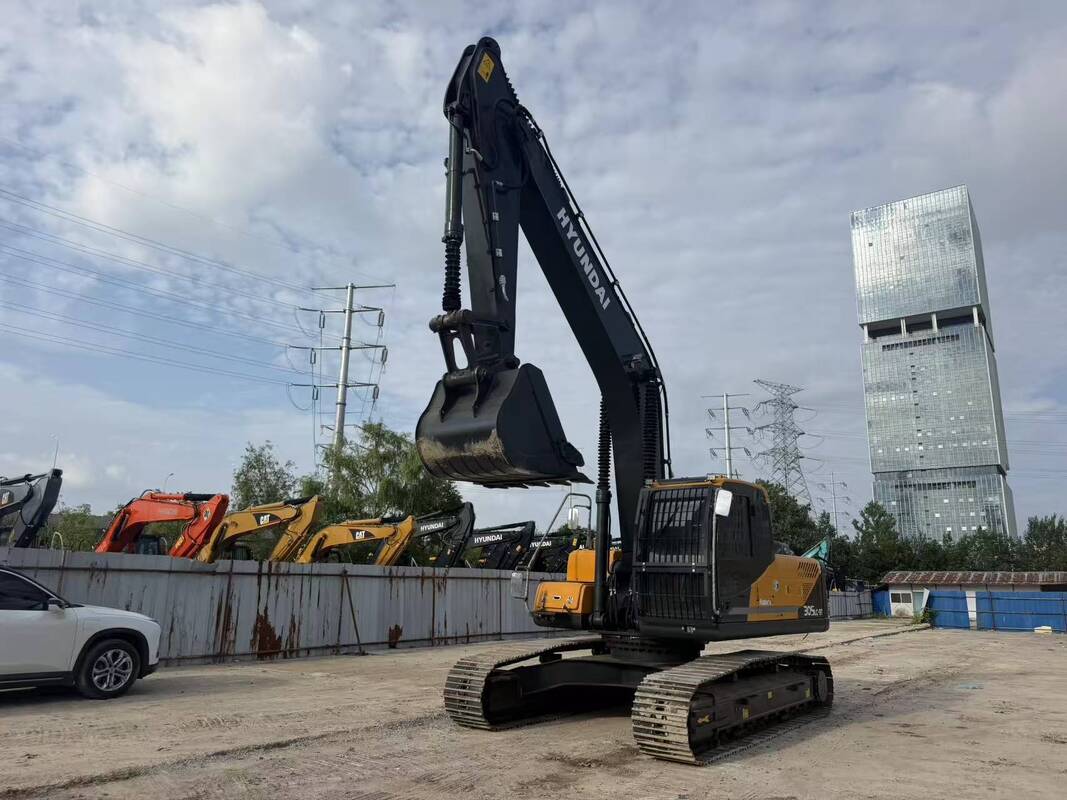 Pelle sur chenilles d'occasion Hyundai Digger R305LC-9T de 30,2 tonnes, 196kw avec godet de 1,38 m3