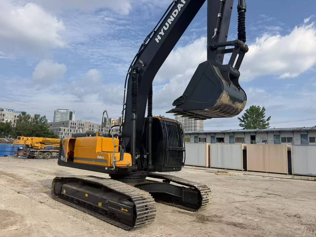 Pelle sur chenilles d'occasion Hyundai Digger R305LC-9T de 30,2 tonnes, 196kw avec godet de 1,38 m3