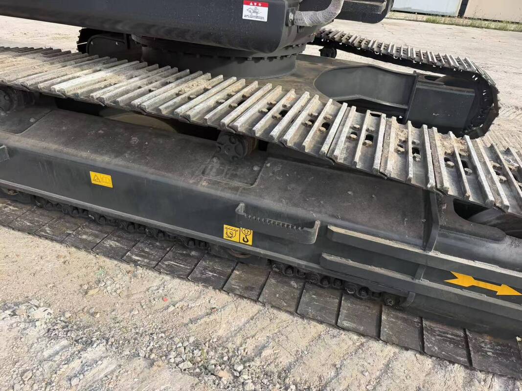 Pelle sur chenilles d'occasion Hyundai Digger R305LC-9T de 30,2 tonnes, 196kw avec godet de 1,38 m3